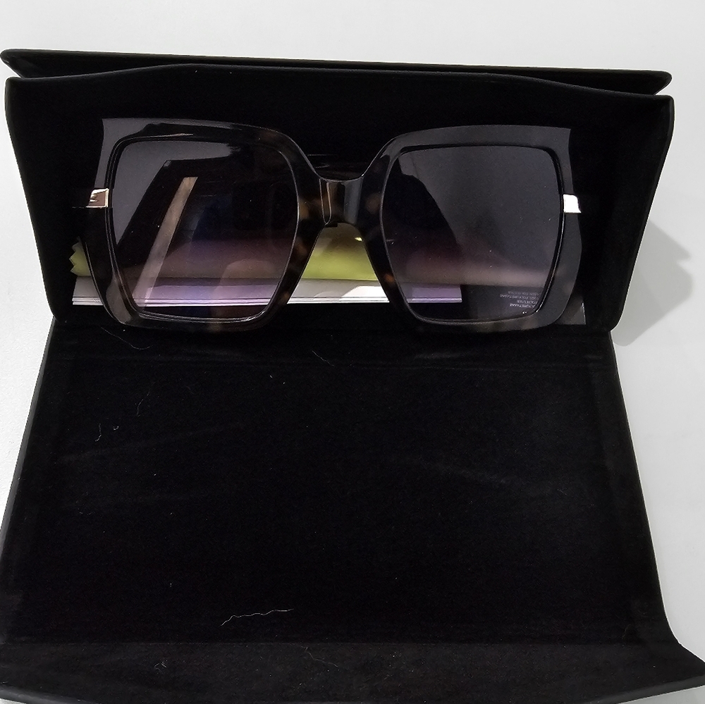 Quay Notorious Sunglasses - Picture 7 of 7